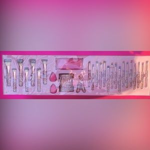 Heartstopper Glitz & Glam viral bling makeup brushes in pink/clear crystals